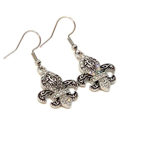 Sk2278E Fleur De Lis Mini 3/8’’ Wide Stainless Steel Crystal Earrings